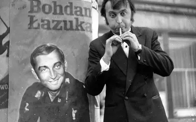 Bohdan Łazuka z papierosem w ustach, obok plakat z jego podobizną. To chyba nie jest jego ulubiony dzień, ale obsada "Nie lubię poniedziałku" na pewno się cieszy.
