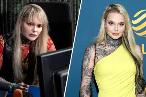 Millerowie obsada: blondynka z tatuażami przy komputerze i w żółtej sukience.