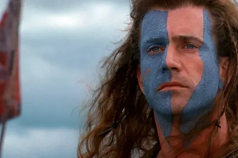 William Wallace z "Braveheart" z niebieską farbą na twarzy, gotowy do walki. Obsada "Waleczne Serce" w akcji.