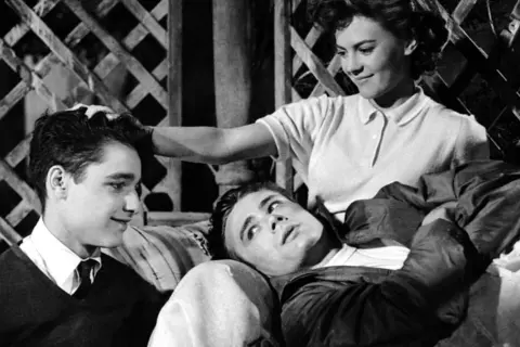 Buntownik z wyboru obsada: James Dean, Natalie Wood i Sal Mineo w scenie z filmu.