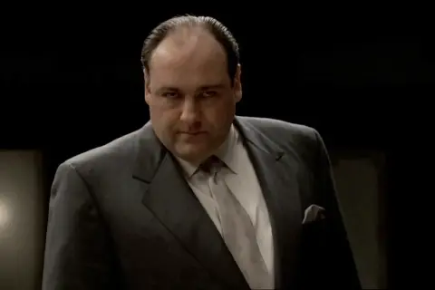 James Gandolfini jako Tony Soprano, ikona serialu "Rodzina Soprano", w charakterystycznym garniturze.