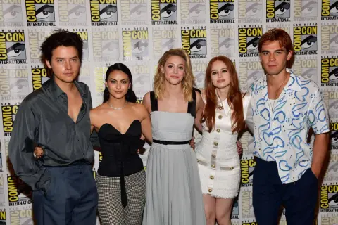 Riverdale obsada: Cole Sprouse, Camila Mendes, Lili Reinhart, Madelaine Petsch i KJ Apa pozują na tle logo Comic-Con.
