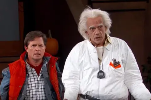 Marty McFly i Doc Brown, czyli powrót do przyszłości obsada, w swoich kultowych strojach.