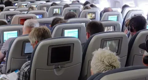 Jak oglądać filmy w samolocie: najlepsze metody i triki na lot