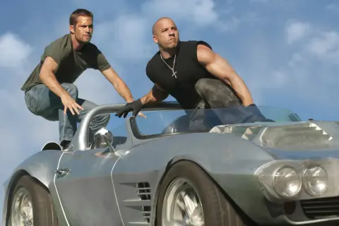 Szybcy i wściekli 5 obsada: Vin Diesel i Paul Walker w akcji na dachu samochodu.