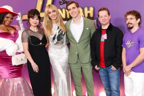 Hannah Montana obsada na czerwonym dywanie. Gwiazdy serialu świętują 20. rocznicę.