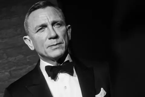 Daniel Craig w smokingu, gotowy na kolejną misję jako nowy Bond.
