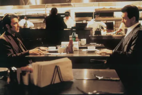 Al Pacino i Robert De Niro w kultowej scenie z filmu "Gorączka" (1995). Obsada filmu w pełnej krasie.
