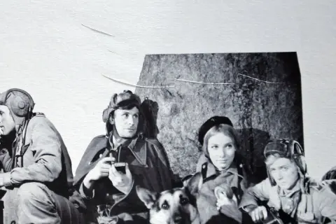 Czterej pancerni i pies obsada: Janek, Gustaw, Marusia, Lidka i Szarik w mundurach.