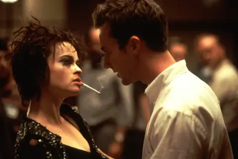 Marla Singer i Narrator z filmu "Podziemny krąg" w intymnej chwili. Obsada filmu w kultowej scenie.