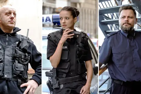 Trzech policjantów i policjantki bohaterowie w akcji. Jeden z nich ma kamizelkę taktyczną, drugi trzyma krótkofalówkę, a trzeci stoi przy schodach.