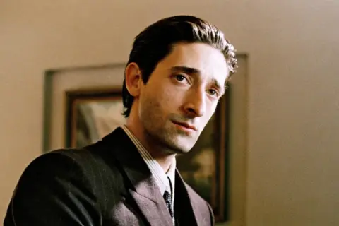 Adrien Brody jako Władysław Szpilman w filmie "Pianista" (2002). Wzruszająca historia przetrwania.