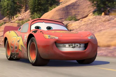 Błyskawica McQueen z "Auta 4" na drodze, z uśmiechem pełnym... owadów. Premiera filmu już wkrótce!