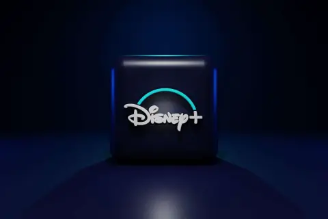 Ciemny sześcian z logo Disney+ w neonowym blasku. Idealny do wyboru **Disney Plus pakiety** dla całej rodziny.