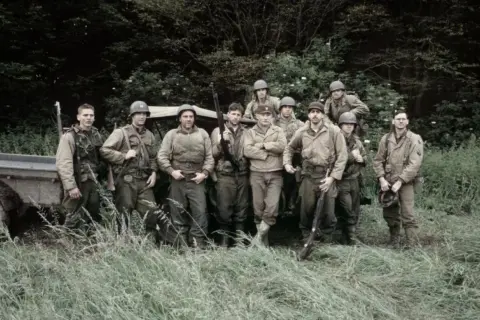 Żołnierze z filmu "Szeregowiec Ryan" w pełnym rynsztunku, gotowi do akcji.