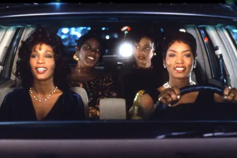 Whitney Houston i jej przyjaciółki w kultowym filmie. Radość i przyjaźń w nocnej podróży.
