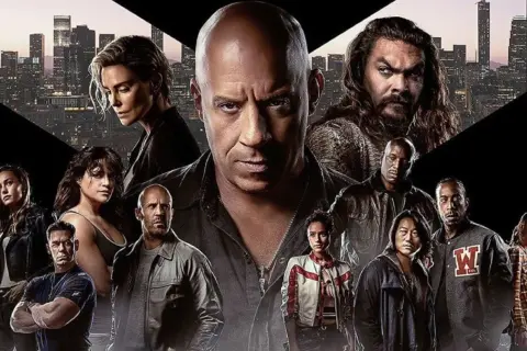 Dominic Toretto i jego ekipa w filmie Szybcy i wściekli 11. W tle widać panoramę miasta.