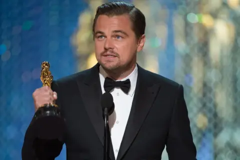 Leonardo DiCaprio wreszcie zdobywa swojego Oscara, trzymając statuetkę w dłoni.