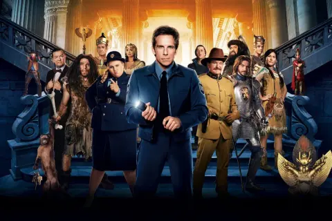 Noc w muzeum obsada: Ben Stiller jako strażnik, Robin Williams, Ricky Gervais i inni bohaterowie w historycznych strojach.