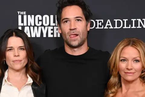 Neve Campbell, Manuel Garcia-Rulfo i Becki Newton, czyli gwiazdy serialu "Prawnik z Lincoln".