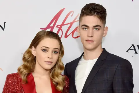 Para po premierze "After" - Josephine Langford i Hero Fiennes Tiffin pozują do zdjęć.