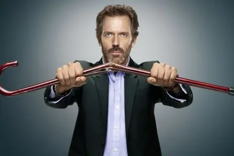 Hugh Laurie, znany z filmów, seriali i programów, łamie laskę.