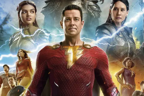 Shazam! Gniew bogów: obsada filmu z superbohaterami w strojach, otoczona błyskawicami.