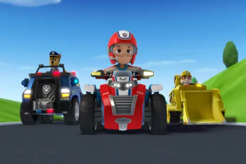 Psi Patrol: Chase, Ryder i Marshall w swoich pojazdach gotowi do akcji. Znajomość psi patrol imiona pomaga w identyfikacji bohaterów.
