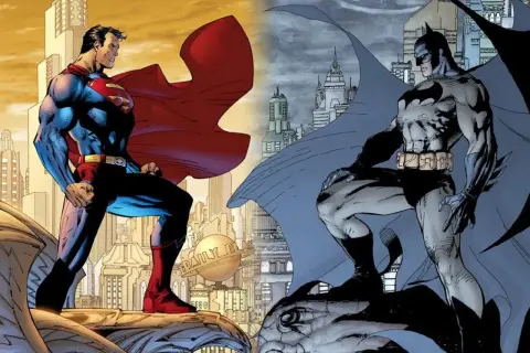 Dwóch legendarnych superbohaterów, Superman i Batman, staje naprzeciw siebie na tle miasta.