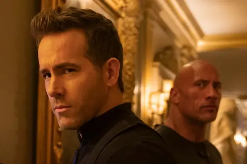 Ryan Reynolds i Dwayne Johnson w scenie z filmu "Czerwona nota 2".