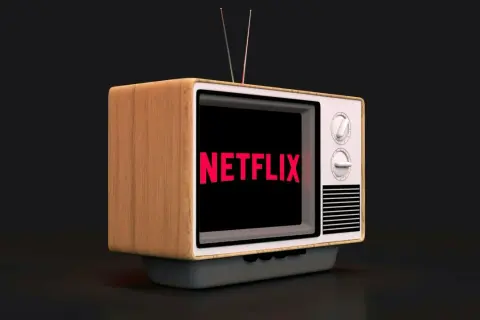 Stary telewizor z logo Netflix na ekranie. Czas pomyśleć, jak zrezygnować z Netflixa.