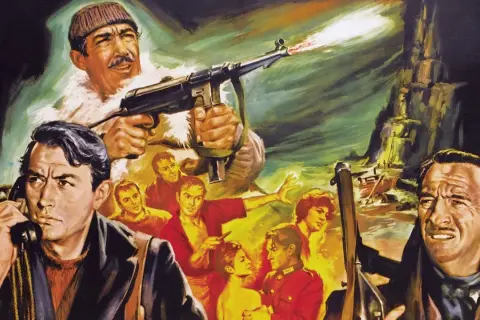 Działa navarony obsada w akcji! Gregory Peck na telefonie, mężczyzna strzela z karabinu maszynowego, a w tle widać statek i klif.