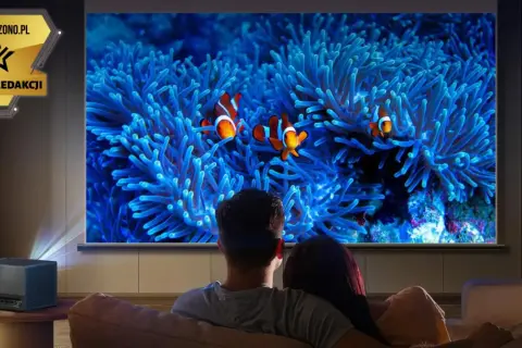 Para ogląda film z rybkami Nemo na ekranie. Niesamowita projekcja przenosi ich pod wodę.