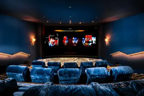Co to kino IMAX? Odkryj wyjątkowe wrażenia filmowe i różnice