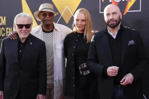 Pulp Fiction obsada: Harvey Keitel, Samuel L. Jackson, Uma Thurman i John Travolta na czerwonym dywanie.