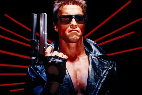 Arnold Schwarzenegger jako T-800, ikona z obsady Terminatora, z pistoletem i czerwonymi promieniami w tle.