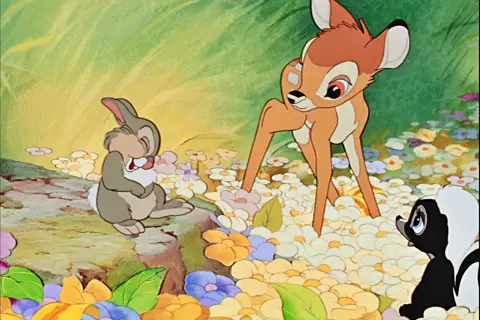 Bambi, królik i skunksik w kwiecistej łące. Klasyczna bajka Bambi w pełnej krasie.