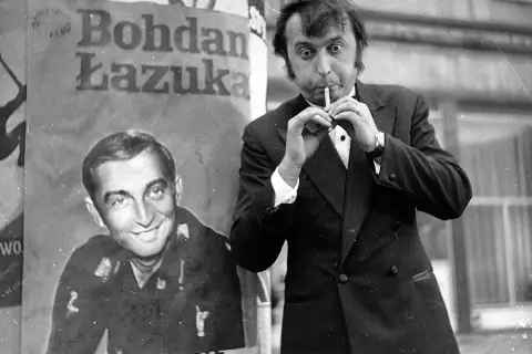 Bohdan Łazuka z papierosem w ustach, obok plakat z jego podobizną. To chyba nie jest jego ulubiony dzień, ale obsada "Nie lubię poniedziałku" na pewno się cieszy.