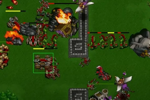 Bitwa z Warcraft 2 film: orkowie i demony walczą z ludźmi i gryfami. Wybuchy i chaos na polu bitwy.
