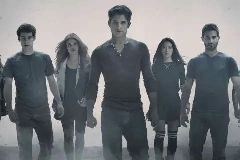 Nastoletni wilkołak obsada: Scott, Stiles, Lydia, Derek, Malia, Kira i Liam idą razem, gotowi na kolejne przygody.