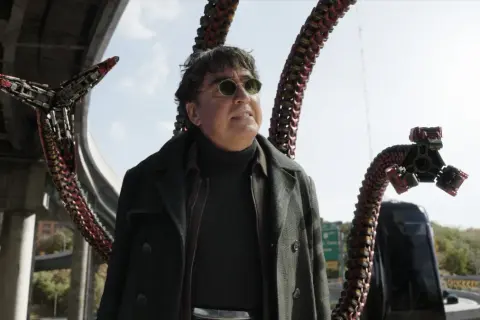 Alfred Molina jako Doktor Octopus w filmie "Spider-Man: Bez drogi do domu" z mechanicznymi mackami.