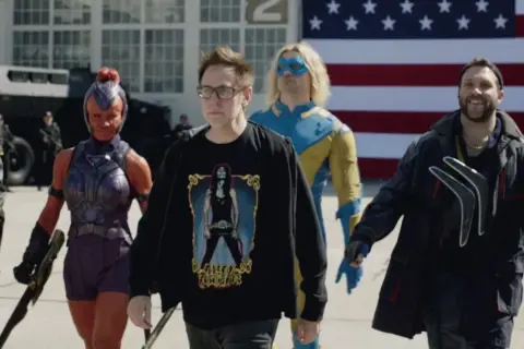 Grupa bohaterów, w tym reżyser James Gunn, idzie na tle amerykańskiej flagi. Czy to zapowiedź Strażników Galaktyki 4?