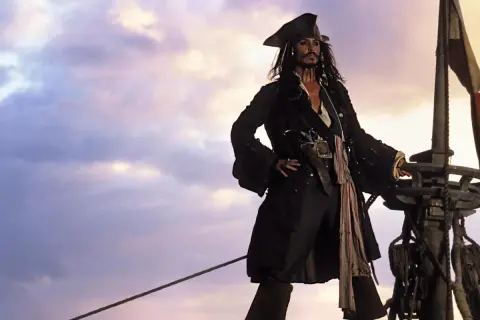 Kapitan Jack Sparrow na pokładzie statku, gotowy na nowe przygody w "Piraci z Karaibów 6".