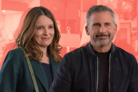 Tina Fey i Steve Carell, gwiazdy znane z filmów, seriali i programów, uśmiechają się do siebie.