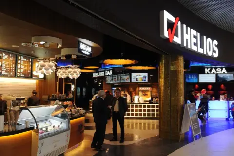 Ile kosztuje popcorn w kinie Helios? Ceny, smaki i promocje