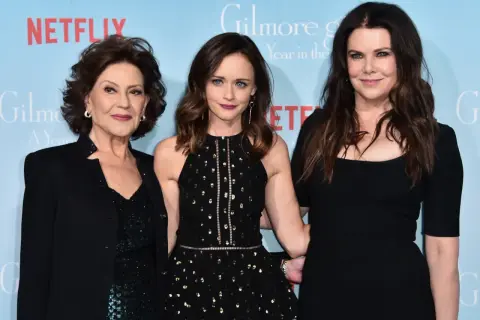 Kochane kłopoty obsada: Kelly Bishop, Alexis Bledel i Lauren Graham na premierze "Gilmore Girls: A Year in the Life".