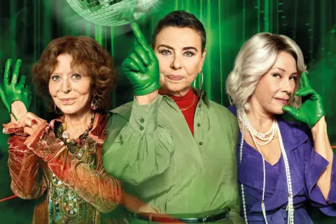 Gang zielonej rękawiczki obsada: trzy kobiety w zielonych rękawiczkach pozują na tle dyskotekowej kuli i zielonych świateł.