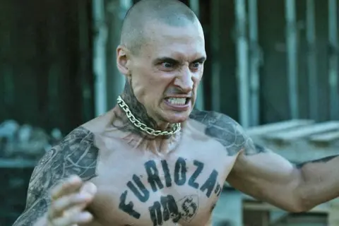 Agresywny mężczyzna z tatuażem "FURIOZA" na klatce piersiowej. Czy Furioza jest na faktach? Film oparty na prawdziwej historii.