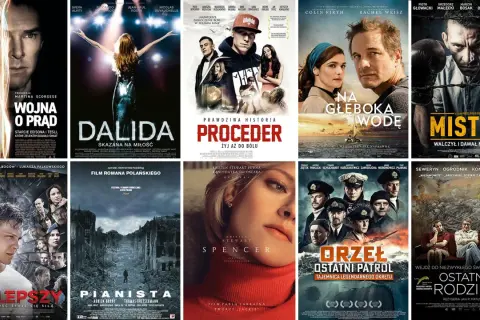 Kolaż plakatów filmowych, w tym filmy na faktach: "Wojna o prąd", "Dalida", "Proceder", "Na głęboką wodę", "Mistrz", "Najlepszy", "Pianista", "Spencer", "Orzeł. Ostatni patrol", "Ostatnia rodzina".