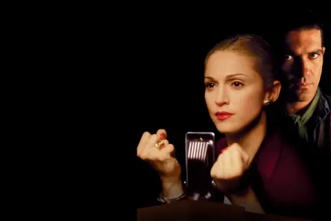 Evita przemawia do tłumu, z Che Guevarą w tle.